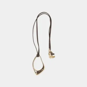 Cia Long Necklace från BOW19 med mörkt läderband och guldfärgat organiskt hänge.