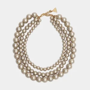 Colette Pearl Necklace Pearl Beige från Bow19 med tre rader pärlor i olika storlekar och guldfärgat spänne.