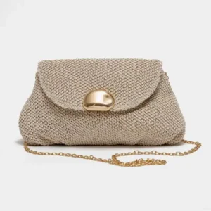 Cremefärgad Ellie Bag från BOW19 med vävd yta, guldfärgat spänne och avtagbar guldkedja.