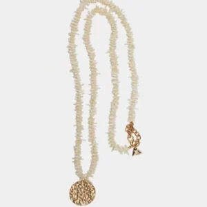 Margo Necklace från Bow19 med organiska detaljer och rund hammrad guldfärgad berlock på ett långt halsband.