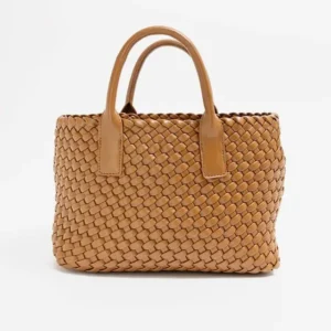 Cognacfärgad Mia Square Low från BOW19 i flätat konstläder med dubbla handtag och elegant design.