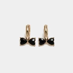 Bow Earrings CZ – guldfärgade hoops med svarta rosettformade glasstenar i elegant design.