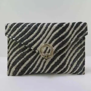 Zebra Bag från BOW19 – svartvit zebramönstrad clutch med guldfärgat låsspänne och axelkedja.