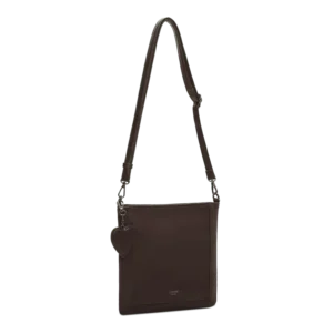 Brun crossbodyväska från Lycke Oslo i polyester med mockakänsla, justerbar axelrem och hjärtberlock.