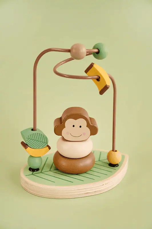 Monkey med kulram från Jabadabado i trä med kulbana och stapelbara ringar för barn från 1 år.