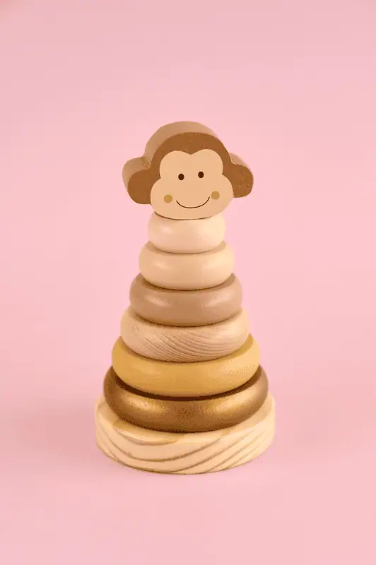 Stapelleksak Monkey från Jabadabado i FSC-certifierat trä med stapelbara ringar i naturfärger för barn från 1 år.