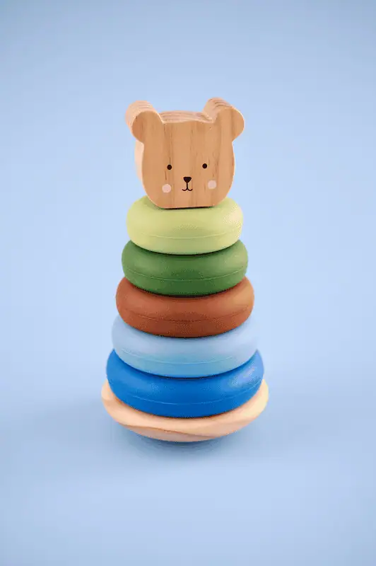 Stapelleksak Teddy Silikon från Jabadabado med silikonringar och FSC-certifierad träbas för barn från 1 år.