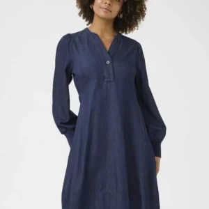Mörkblå CUALLURA ARPA RIB DRESS från Culture med lång ärm, ledig passform och knappdetalj vid halsringningen.