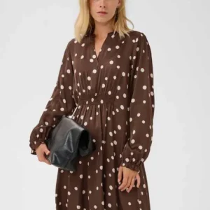 Brunprickig CUdotty Berna Short Dress från Culture med lång ärm, markerad midja och knälång kjol.