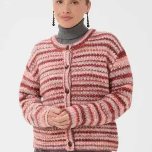 Randig CUhazel Cardigan från Culture i rosa och vinröda toner med lång ärm, rund hals och knappar framtill.