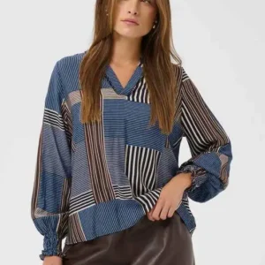 Mönstrad CUleila Greece Blouse från Culture med blå, bruna och svarta ränder, V-ringning och lång ärm.