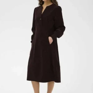 Modell i mörk CUrhaena LS Dress från Culture med lång ärm, ledig passform, sidfickor och längd nedanför knät.