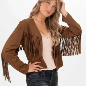 Dakota Jacket Brown Sugar från Capri Collection – brun fransjacka i fuskmocka med boxig passform och långa dekorativa fransar.