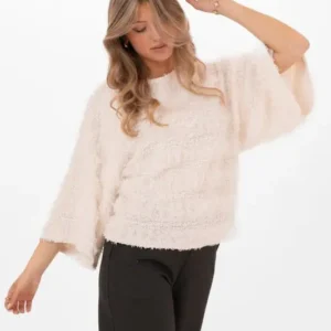 Modell i Malvah Sweater med strukturränder, fransar och vida 3/4-ärmar.