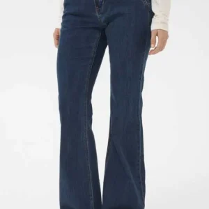 Mörkblå CUALICENT AMI FLARE CHINO JEANS från Culture med mid waist och utsvängda ben i full längd.