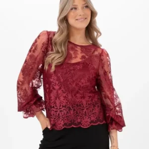 Amandine Blouse Ruby Red från Capri Collection, rubinröd blommig spetsblus med puffärmar och vågformade spetskanter.