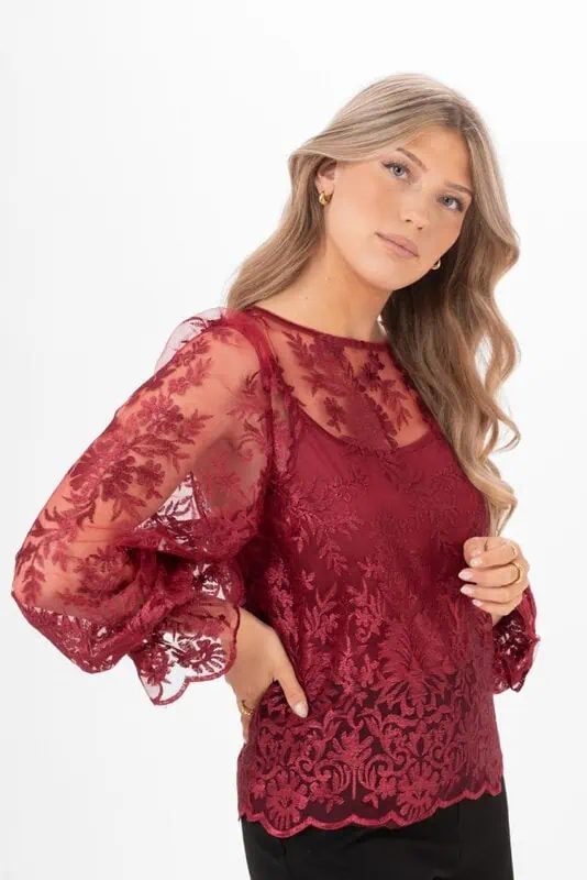Amandine Blouse Ruby Red från Capri Collection – romantisk spets i rubinrött - Bild 2