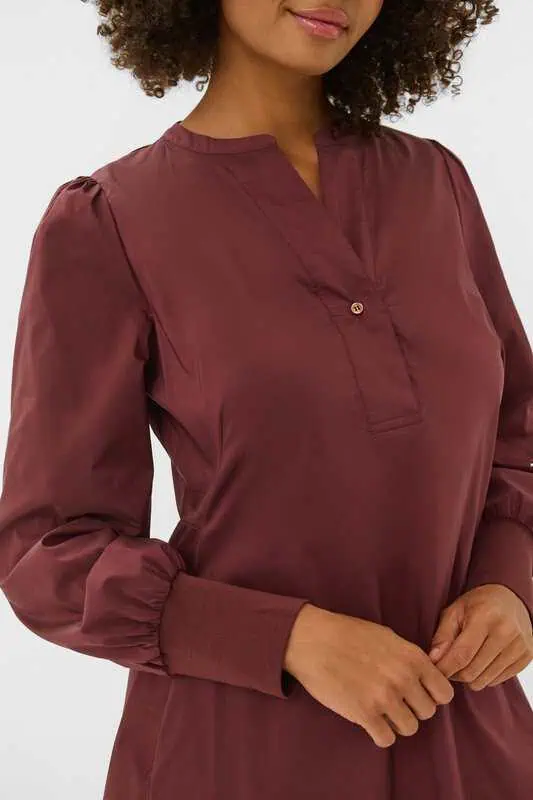 Vinröd CUantoinett Rib Dress med lång ärm, feminin silhuett och längd nedanför knät.