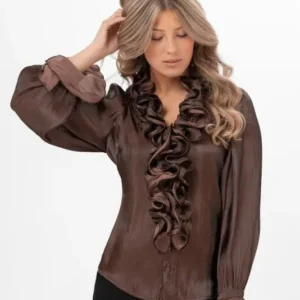 Aria Blouse Espresso Brown från Capri Collection, skimrande brun satinblus med V-ringning, stort volangkrås och långa ärmar.