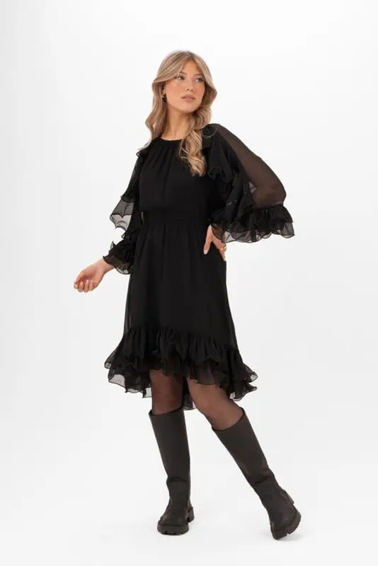 Aubrey Dress Black från Capri Collection – romantisk chiffong med böljande volanger - Bild 2
