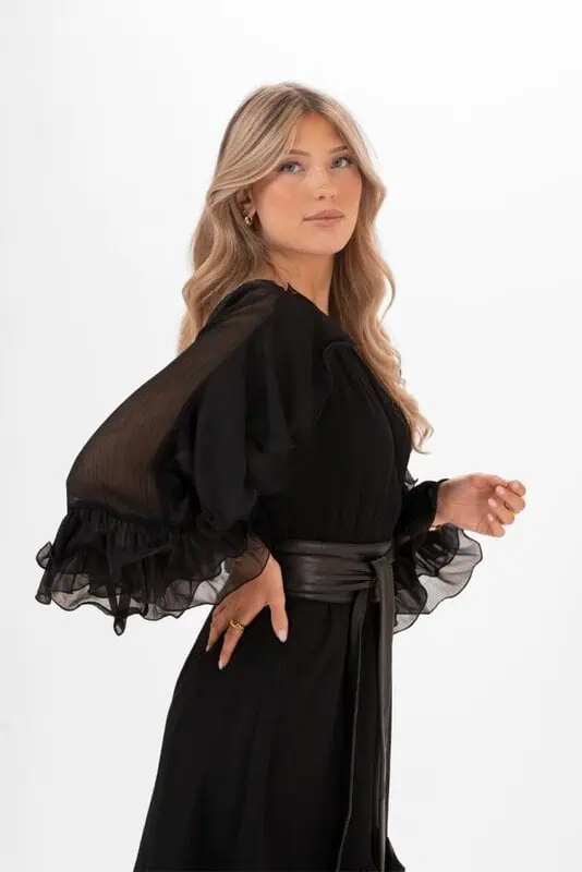 Aubrey Dress Black från Capri Collection – romantisk chiffong med böljande volanger - Bild 3