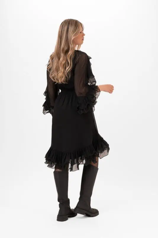 Aubrey Dress Black från Capri Collection – romantisk chiffong med böljande volanger - Bild 4