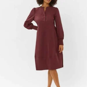 Vinröd CUantoinett Rib Dress med lång ärm, feminin silhuett och längd nedanför knät.