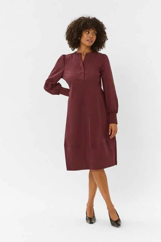 Vinröd CUantoinett Rib Dress med lång ärm, feminin silhuett och längd nedanför knät.