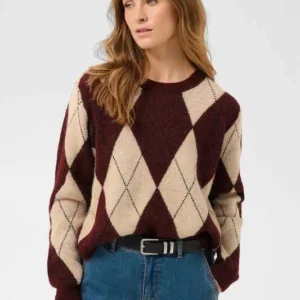CUargyle Pullover från Culture, stickad argyletröja i vinrött och beige med lång ärm och avslappnad passform.
