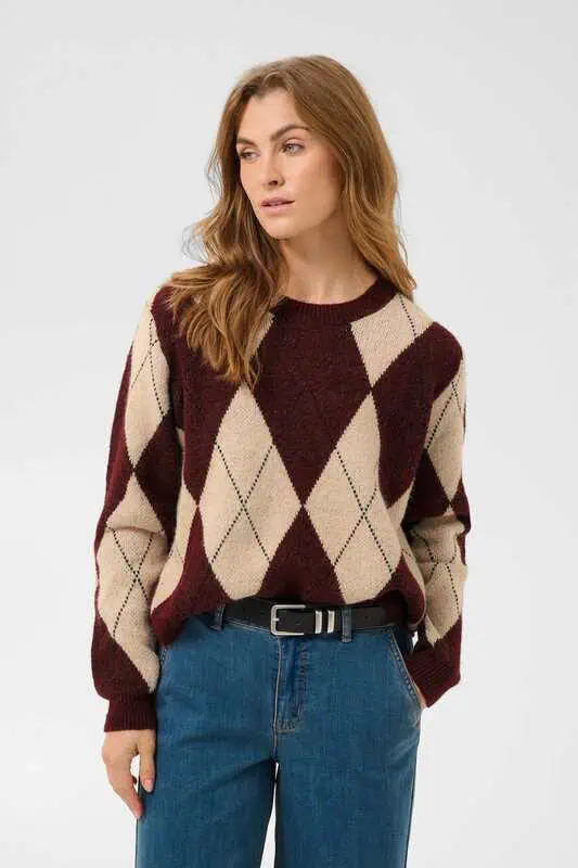 CUargyle Pullover från Culture, stickad argyletröja i vinrött och beige med lång ärm och avslappnad passform.