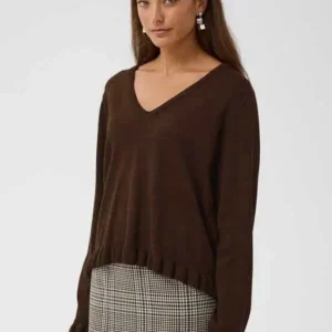 Brun CUclare Annemarie Frill V-Neck från Culture med V-ringning, lång ärm och feminin volangkant.
