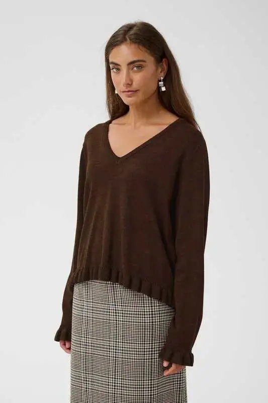 Brun CUclare Annemarie Frill V-Neck från Culture med V-ringning, lång ärm och feminin volangkant.