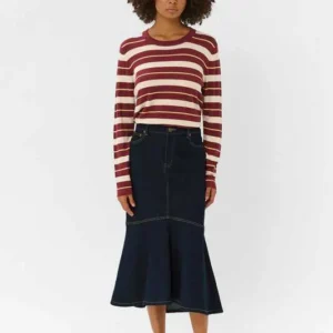 Mörkblå CUhalle Bobbie Skirt från Culture, en utsvängd jeanskjol i midilängd med kontrastsömmar.