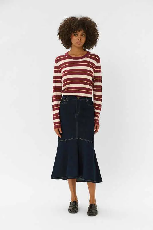 Mörkblå CUhalle Bobbie Skirt från Culture, en utsvängd jeanskjol i midilängd med kontrastsömmar.