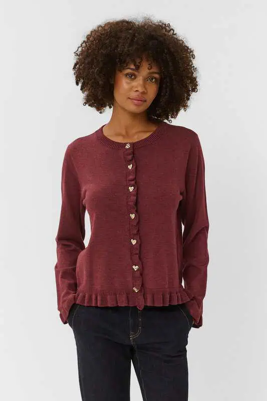 Vinröd CUclare Annemarie Frill Cardigan från Culture med hjärtknappar, lång ärm och volangkant.