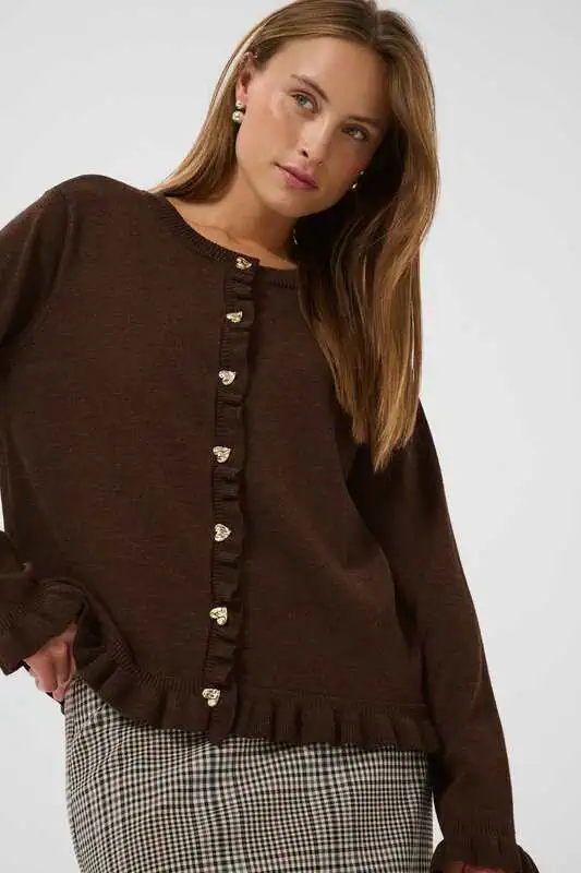 brun CUclare Annemarie Frill Cardigan från Culture med hjärtknappar, lång ärm och volangkant.
