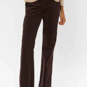 Mörkbruna CUtulum Flare Pants i manschester med medelhög midja och utsvängda ben, stylade med beige stickad tröja.