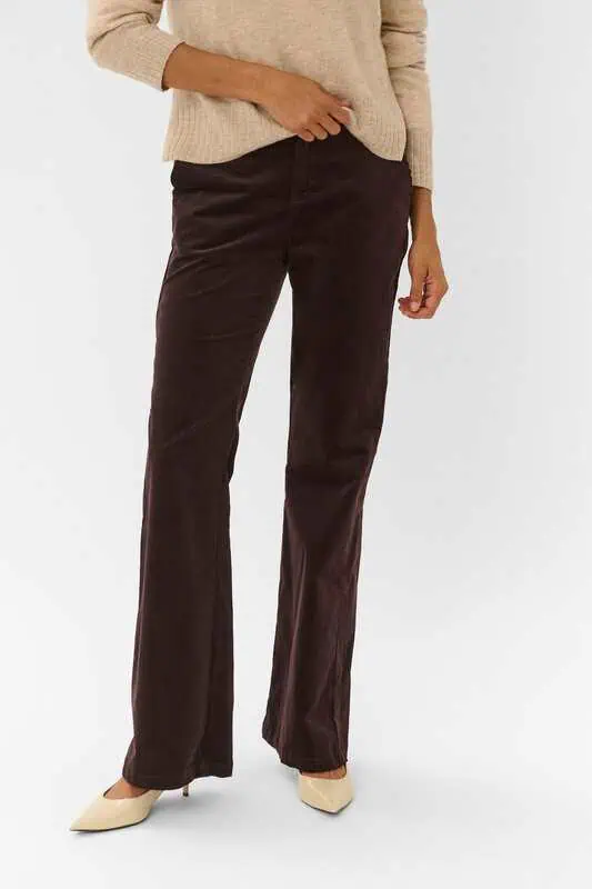 Mörkbruna CUtulum Flare Pants i manschester med medelhög midja och utsvängda ben, stylade med beige stickad tröja.