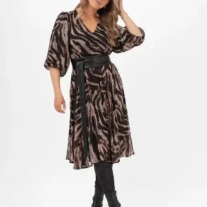 Ember Dress Espresso/Champagne från Capri Collection, djurmönstrad chiffongklänning med V-ringning, puffärmar och utställd kjol.