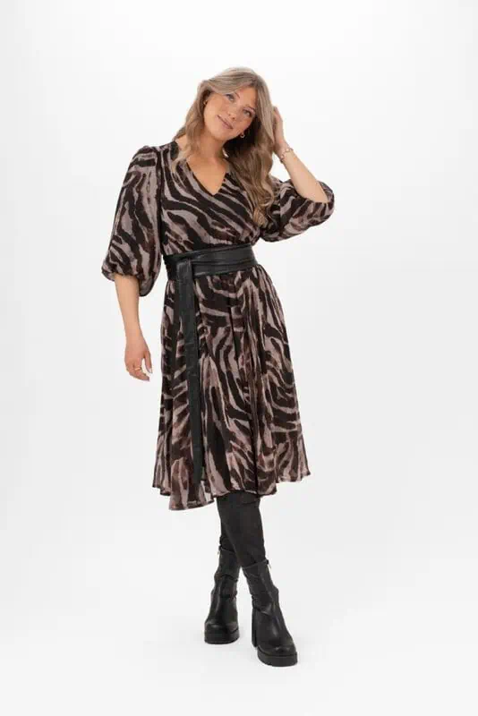 Ember Dress Espresso/Champagne från Capri Collection, djurmönstrad chiffongklänning med V-ringning, puffärmar och utställd kjol.