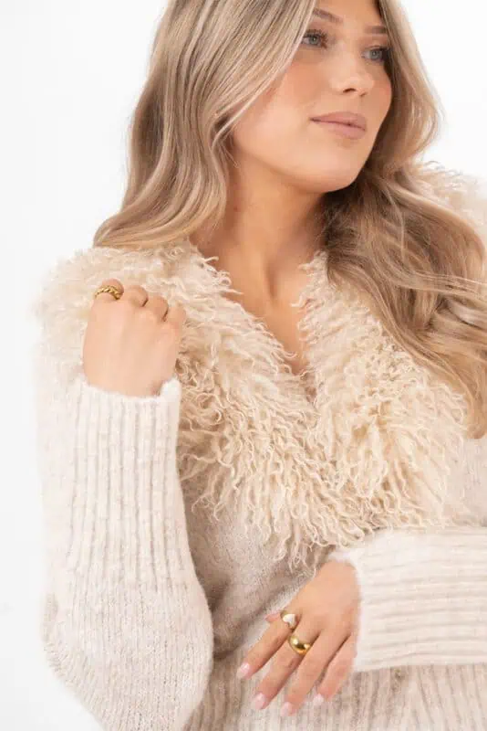 Laurel Fur Cardigan – mjuk stickad elegans med avtagbar fuskpälskrage - Bild 3