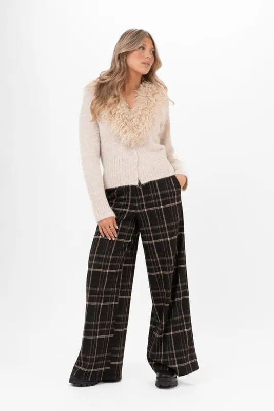 Mandelbeige stickad Laurel Fur Cardigan i Winter Almond med avtagbar fuskpälskrage.