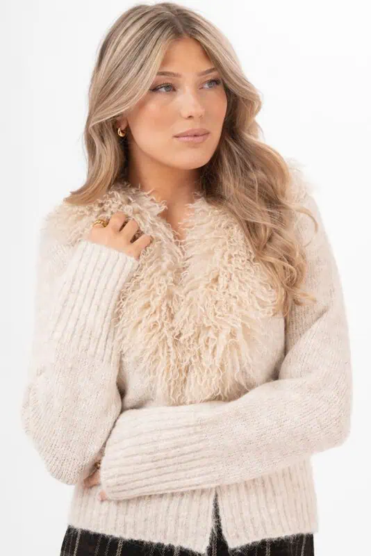 Laurel Fur Cardigan – mjuk stickad elegans med avtagbar fuskpälskrage - Bild 4