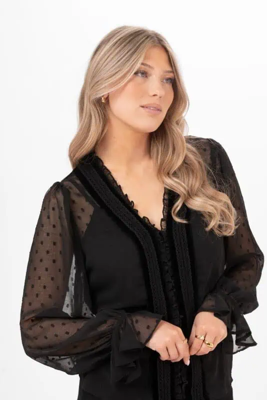 Whitney Blouse Black – skir elegans med spets, sammet och feminina volanger - Bild 3