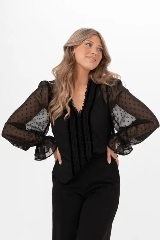 Whitney Blouse Black – skir elegans med spets, sammet och feminina volanger - Bild 2