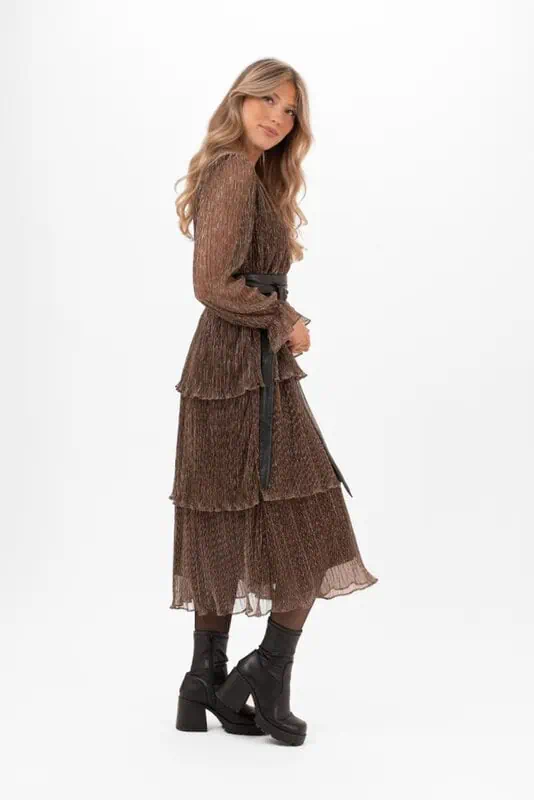 Zelda Dress Espresso Brown – skimrande långklänning med romantiska volanger - Bild 2
