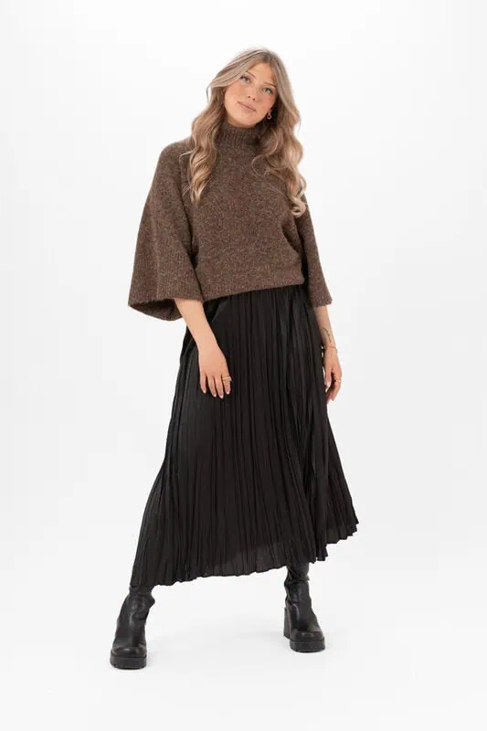 Shiloh Kjol Espresso Brown – Elegant satinkjol med vackert plisserat fall - Bild 2
